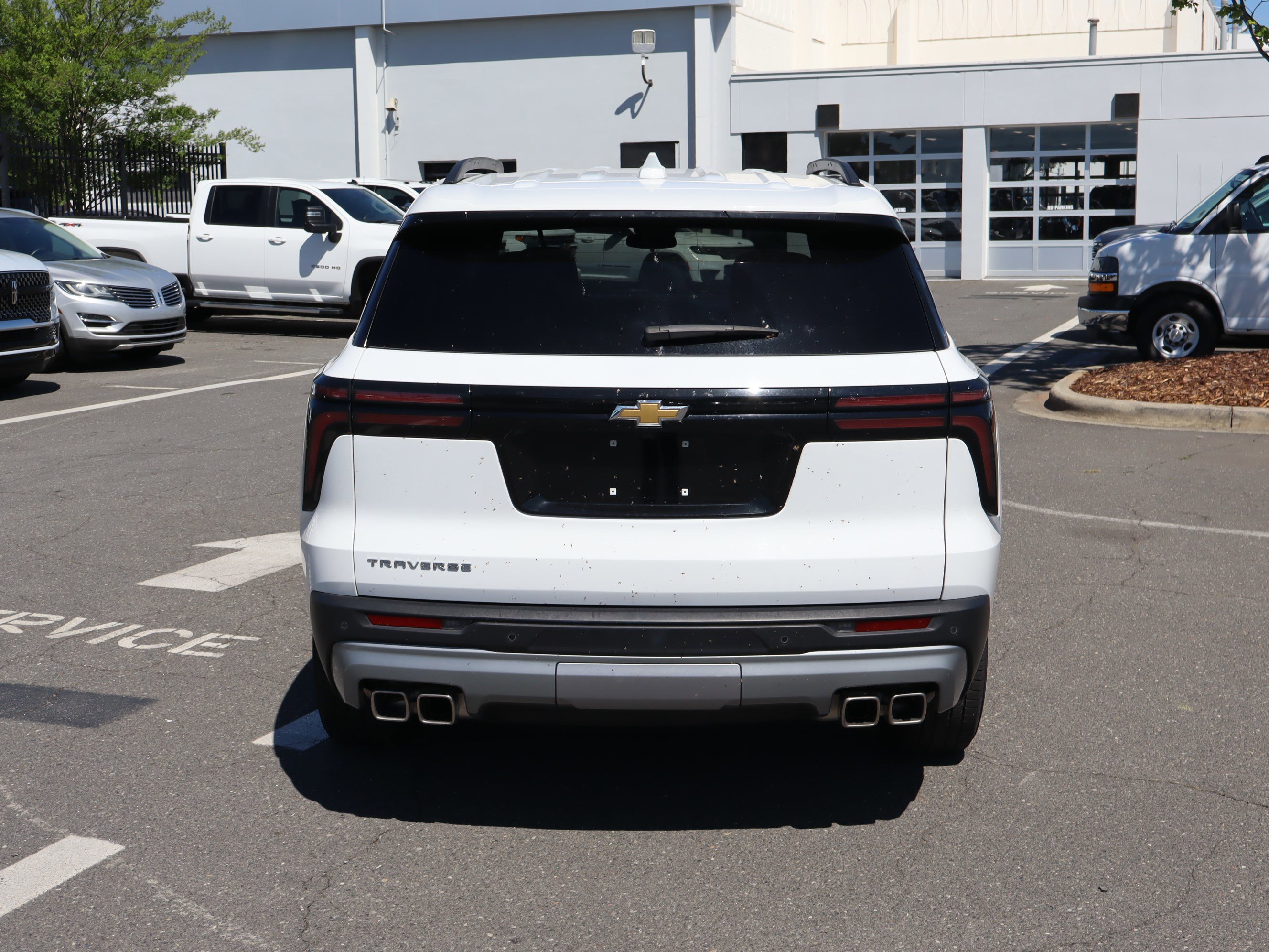Used 2025 Chevrolet Traverse LT FWD image 9