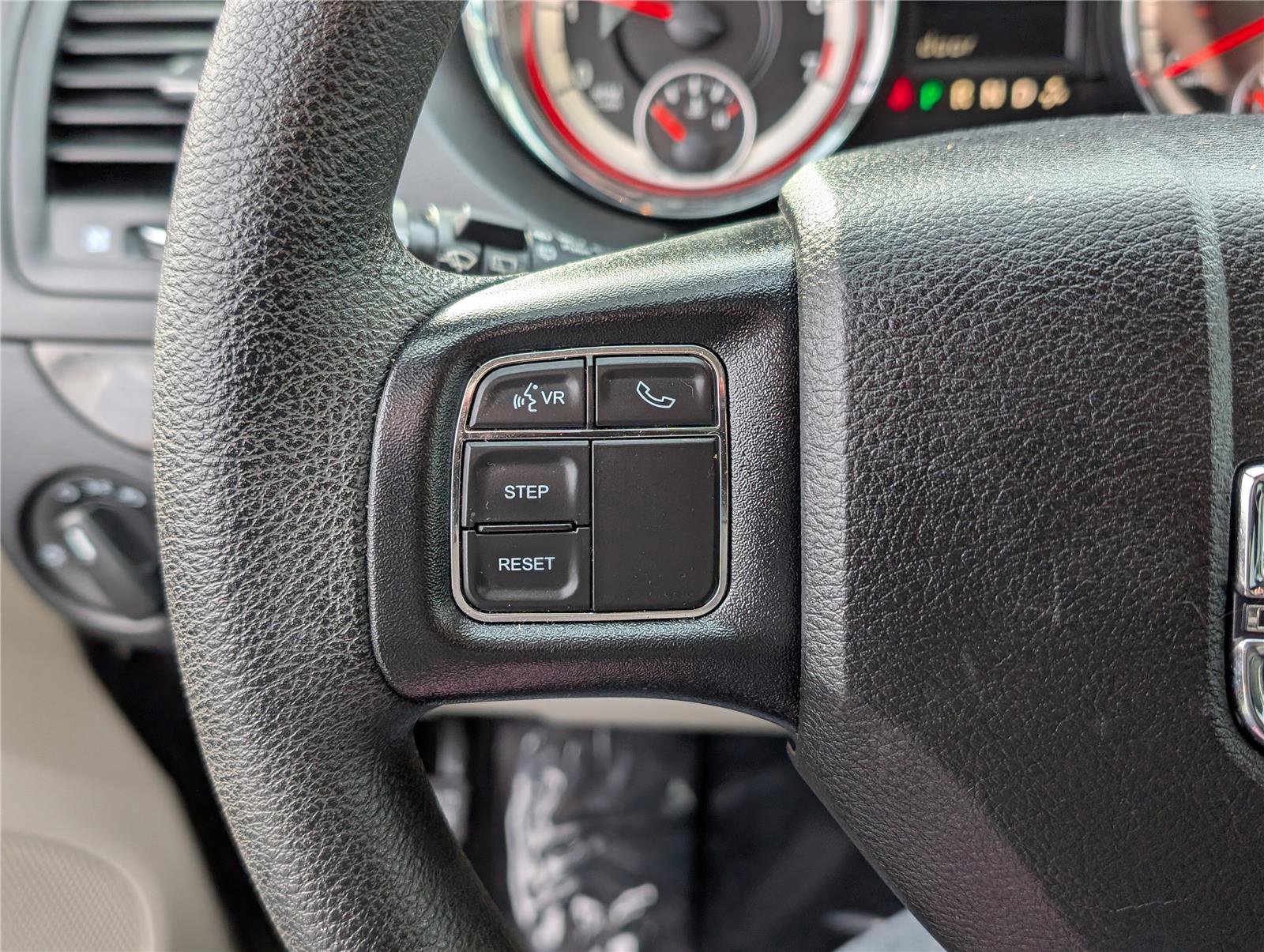 Used 2018 Dodge Grand Caravan SE w/ UConnect Hands-Free Group image 18