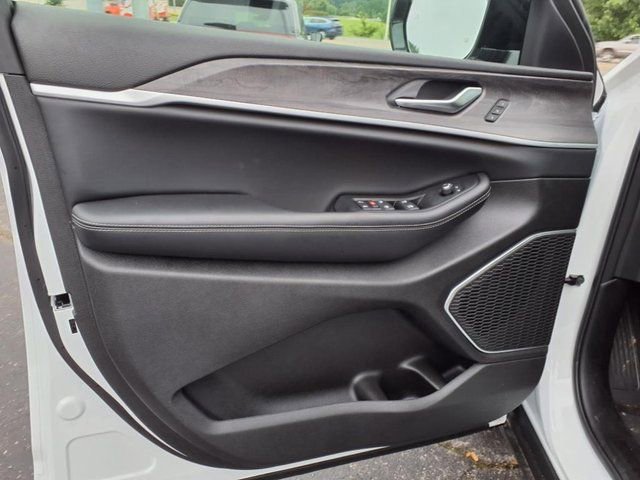 New 2025 Jeep Grand Cherokee Limited w/ Black Appearance Package image 7