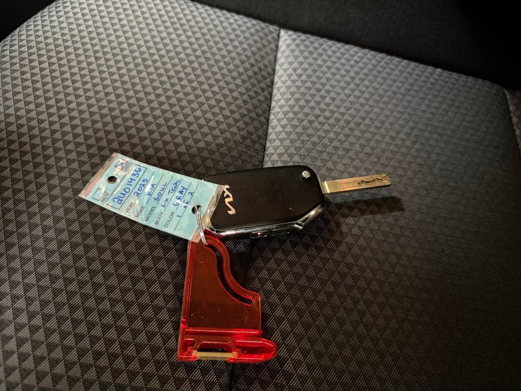 Certified 2025 Kia Soul LX w/ LX Technology Package image 32