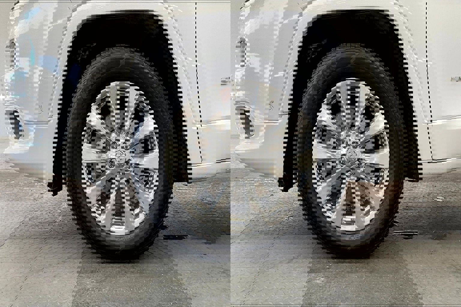 Used 2017 Jeep Cherokee Overland w/ Technology Group image 8