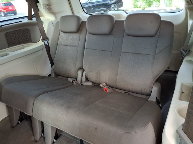 Used 2009 Volkswagen Routan SE FWD image 11