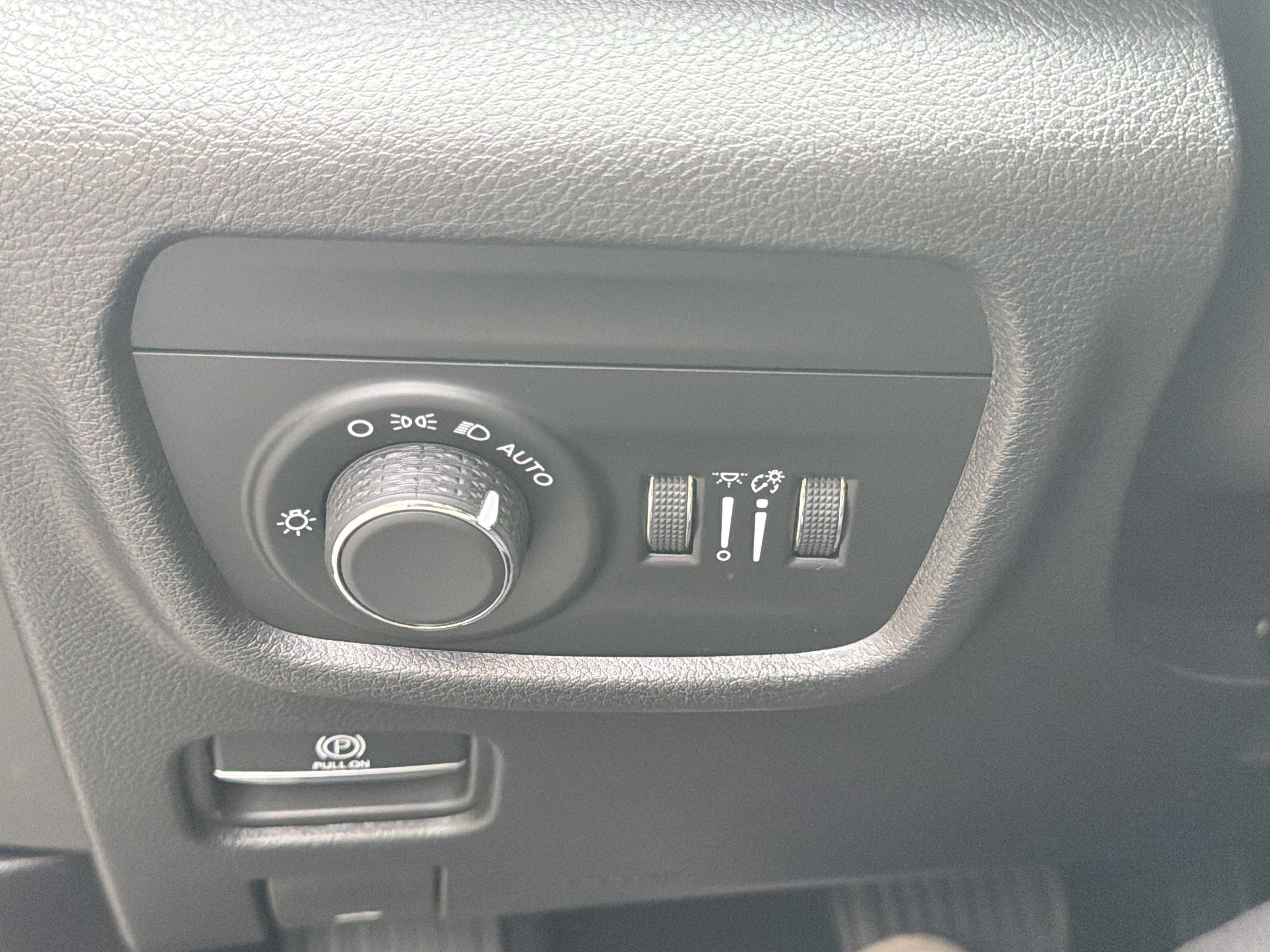 Used 2023 Jeep Grand Cherokee Laredo AWD/4WD image 37