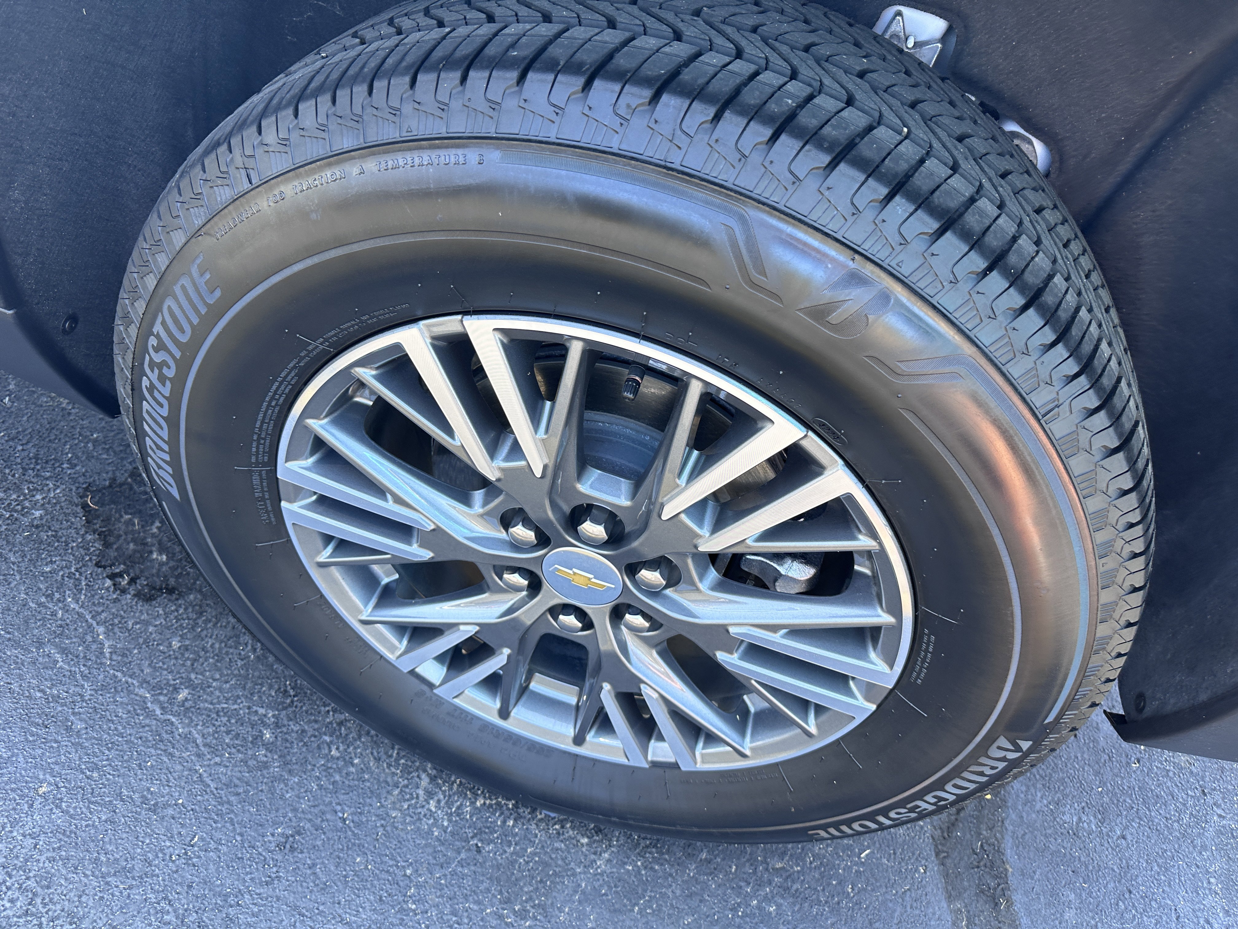 Used 2025 Chevrolet Traverse LT image 9