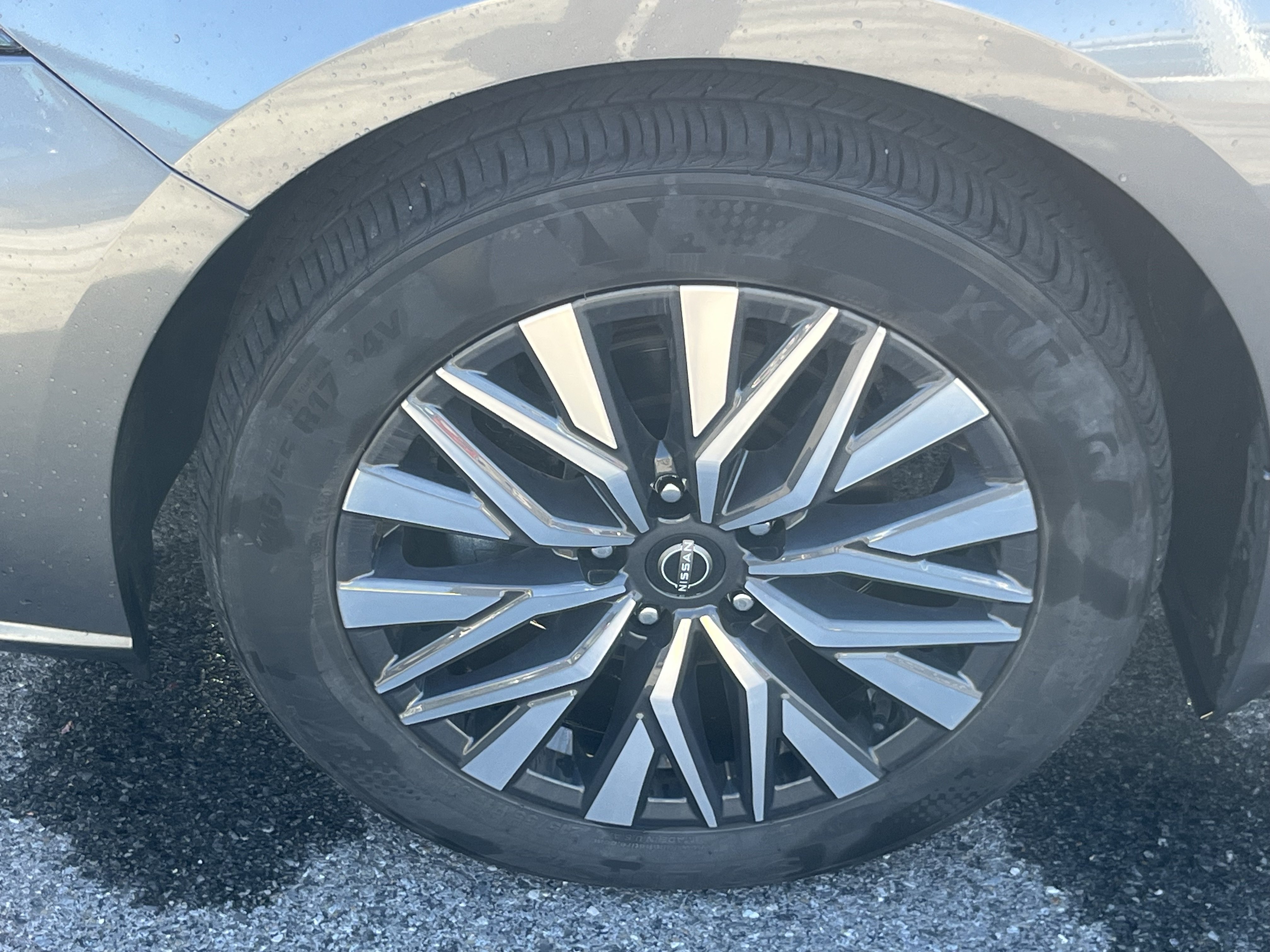 Used 2024 Nissan Altima 2.5 SV w/ SV Premium Package AWD/4WD image 15
