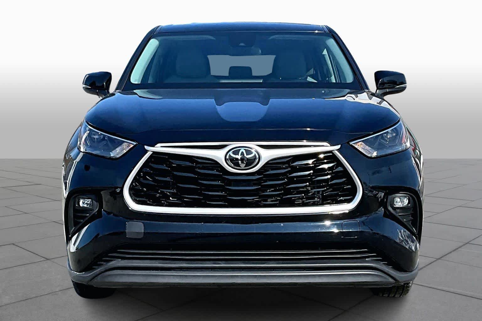 Used 2022 Toyota Highlander LE FWD image 4