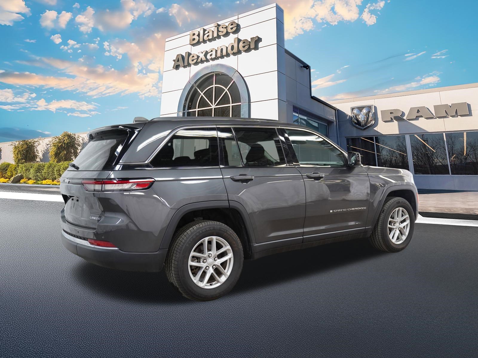 Used 2023 Jeep Grand Cherokee Laredo X image 3