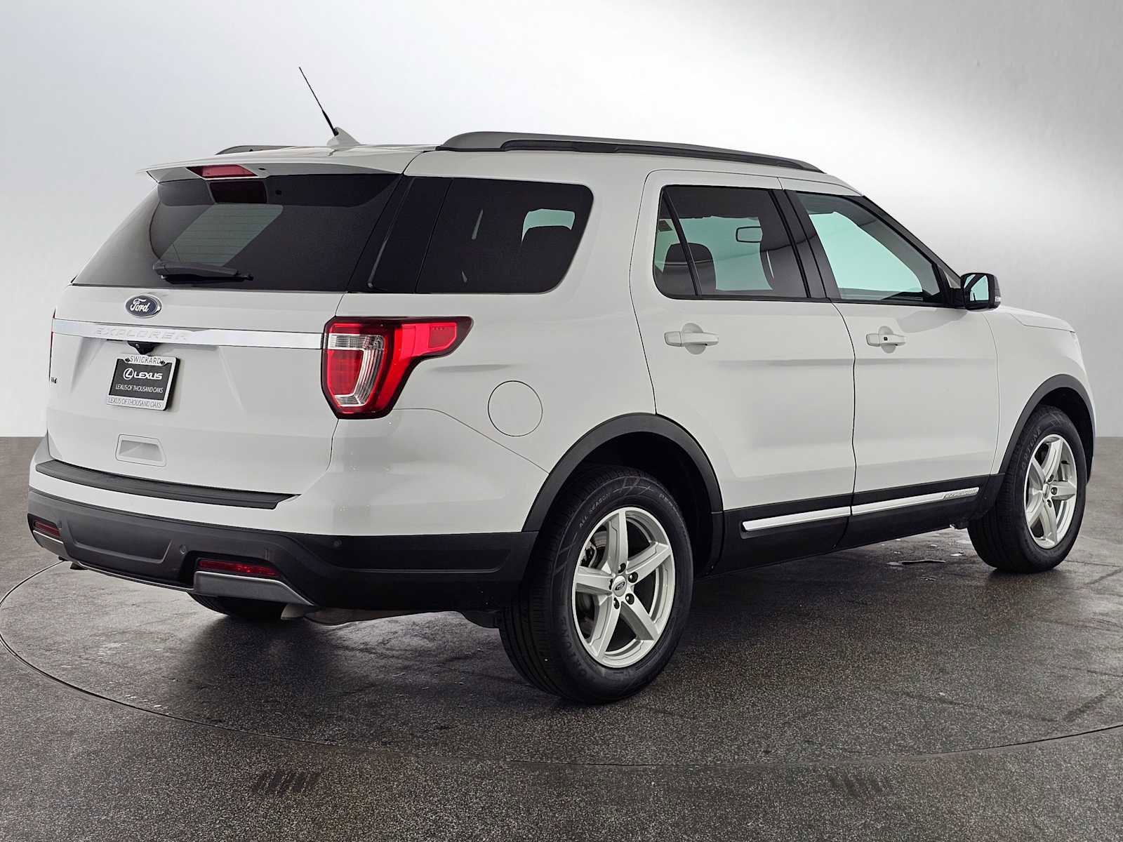 Used 2019 Ford Explorer XLT w/ Equipment Group 202A image 3