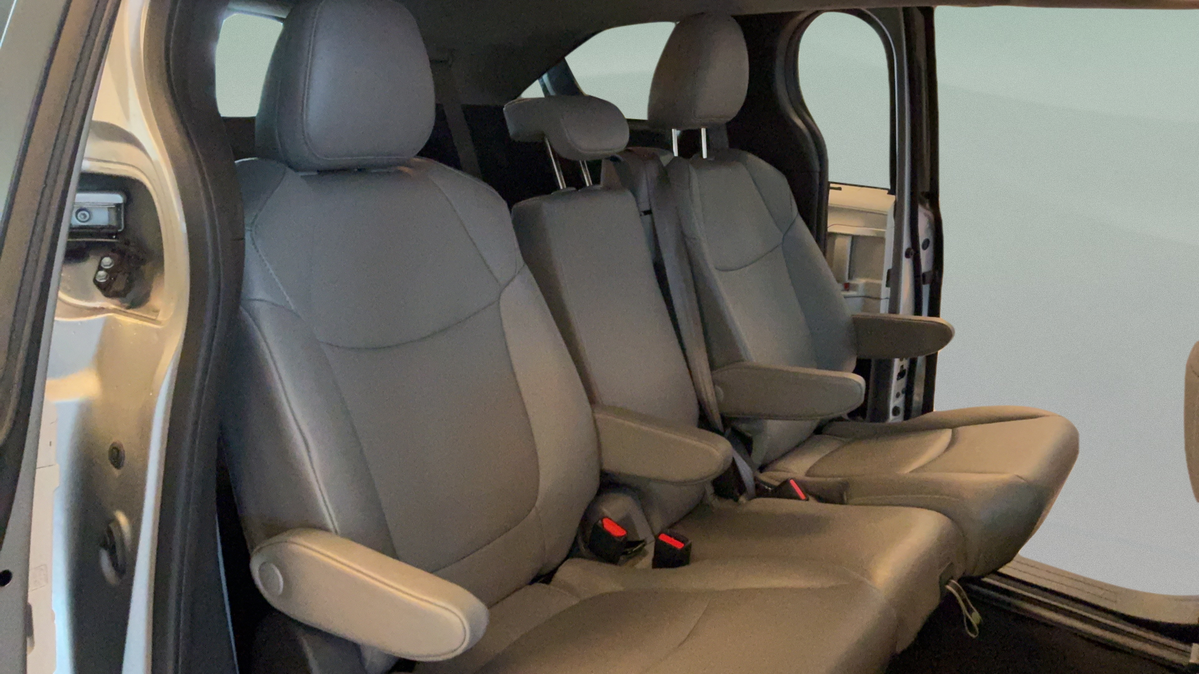 Certified 2025 Toyota Sienna XLE FWD image 29