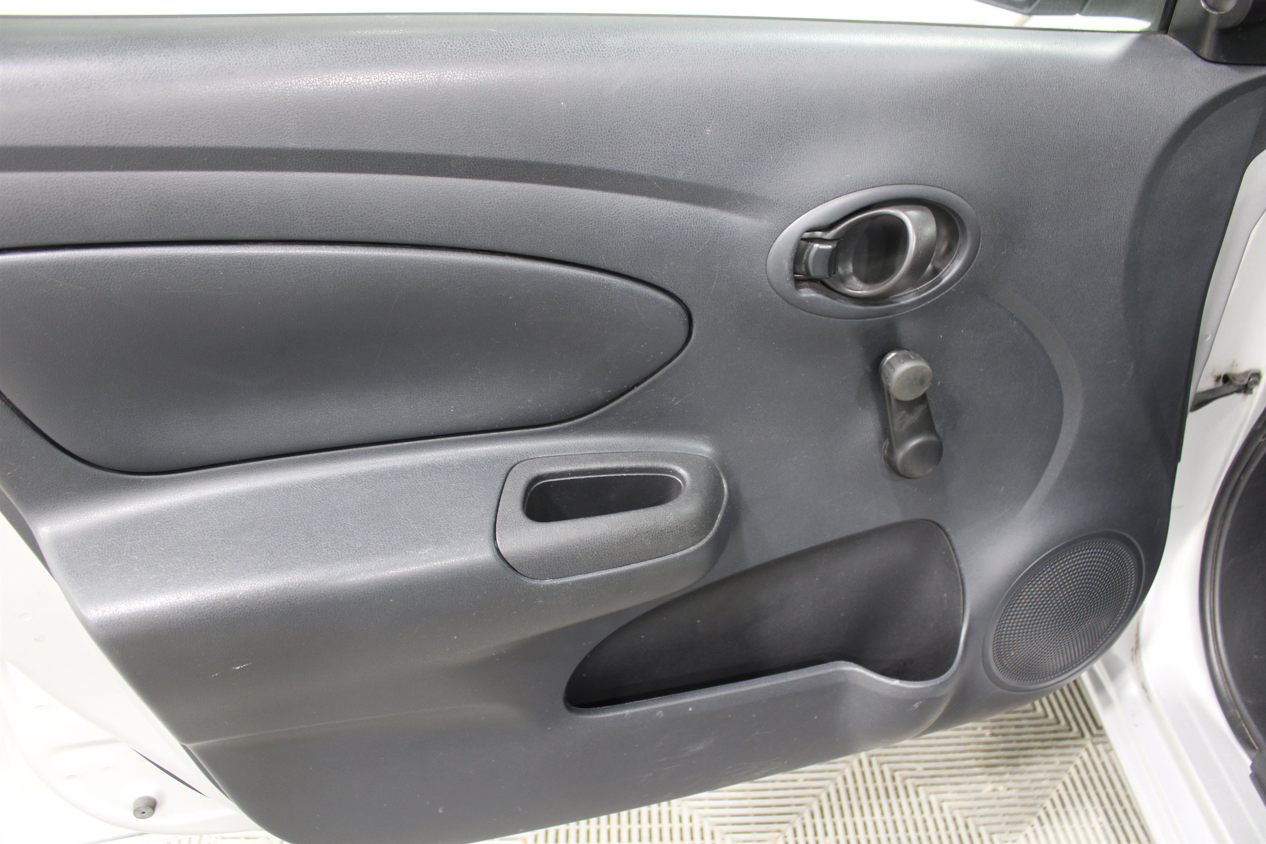 Used 2014 Nissan Versa S Plus FWD image 5