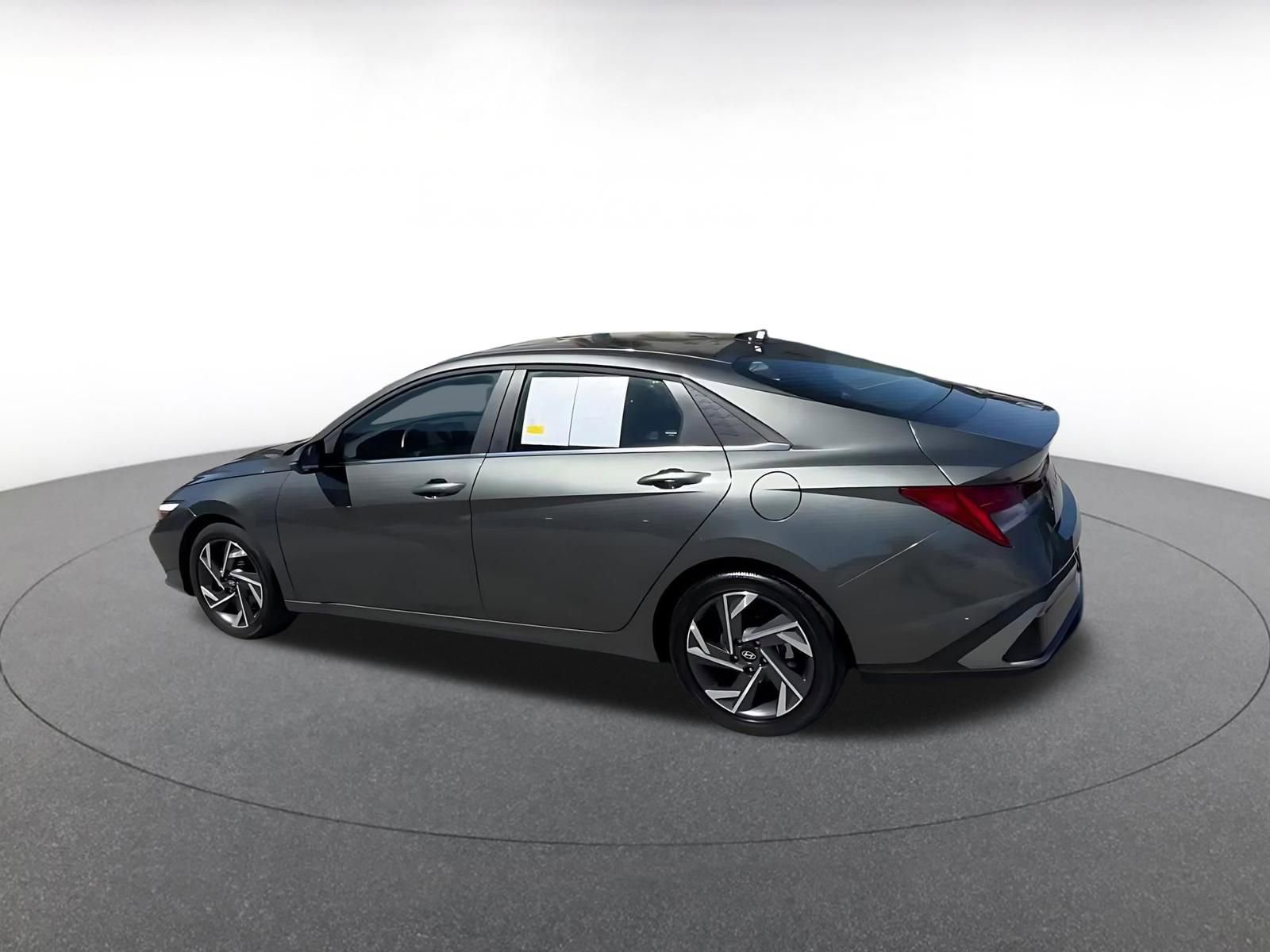 Used 2025 Hyundai Elantra Limited image 10