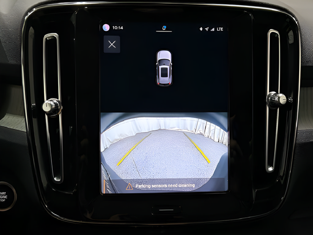 Used 2023 Volvo XC40 B4 Ultimate FWD image 17