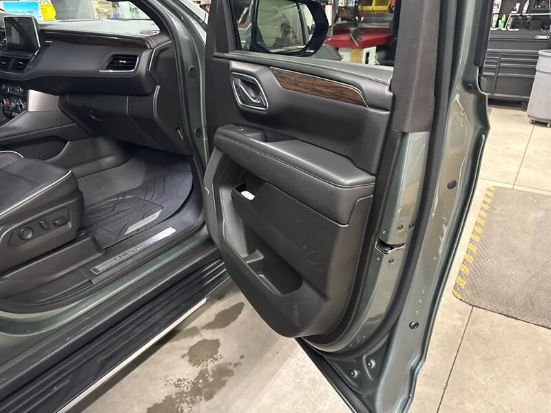 Used 2023 Chevrolet Suburban Premier AWD/4WD image 27