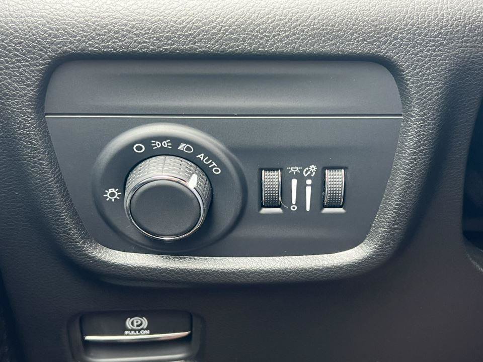 Used 2025 Jeep Grand Cherokee L Altitude AWD/4WD image 16