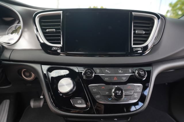 New 2026 Chrysler Voyager LX image 27