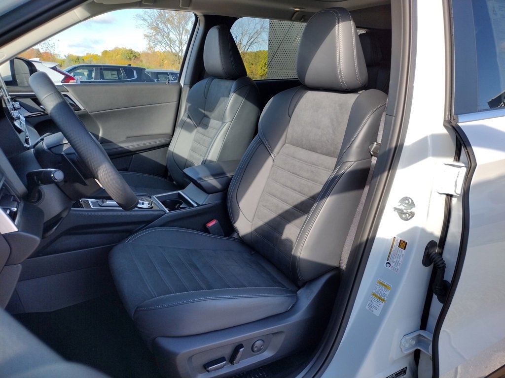 New 2025 Mitsubishi Outlander SE image 8