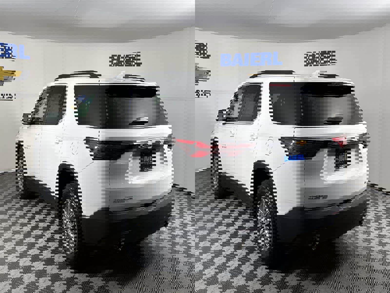 Used 2023 Chevrolet Traverse LT image 3