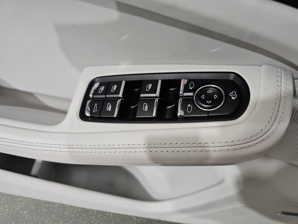 Used 2024 Porsche Macan Turbo AWD/4WD image 28