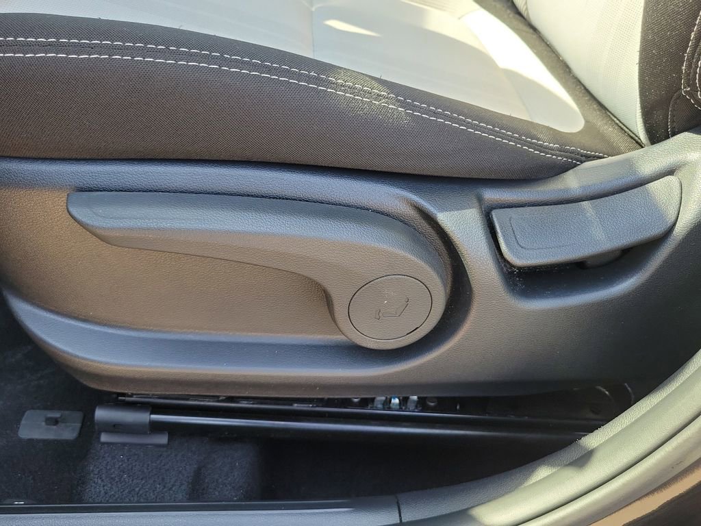 Used 2025 Hyundai Venue SEL image 17