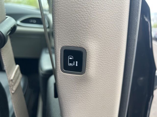 Used 2024 Chrysler Pacifica Touring-L FWD image 28