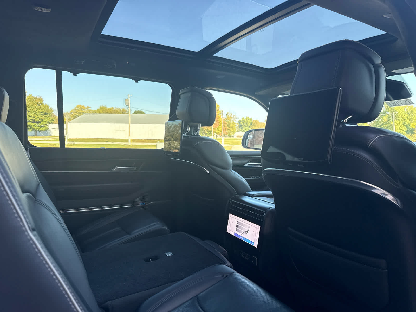 Used 2023 Jeep Grand Wagoneer Series II w/ Rear Seat Video Group 1 AWD/4WD image 15