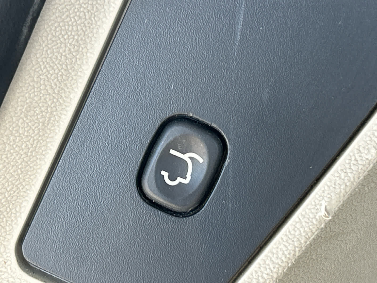 Used 2015 Chrysler Town & Country Touring FWD image 8