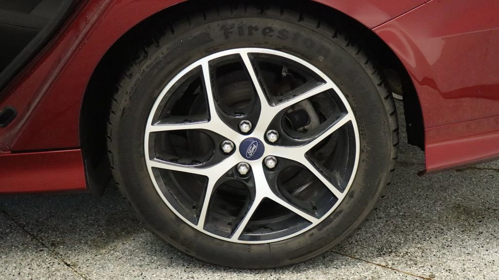 Used 2015 Ford Focus SE w/ SE Sport Package image 11