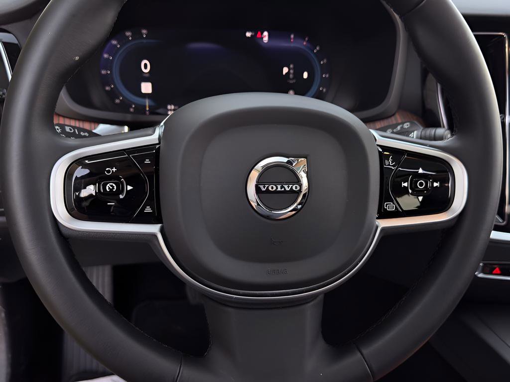 Used 2025 Volvo V60 B5 Cross Country Plus image 18