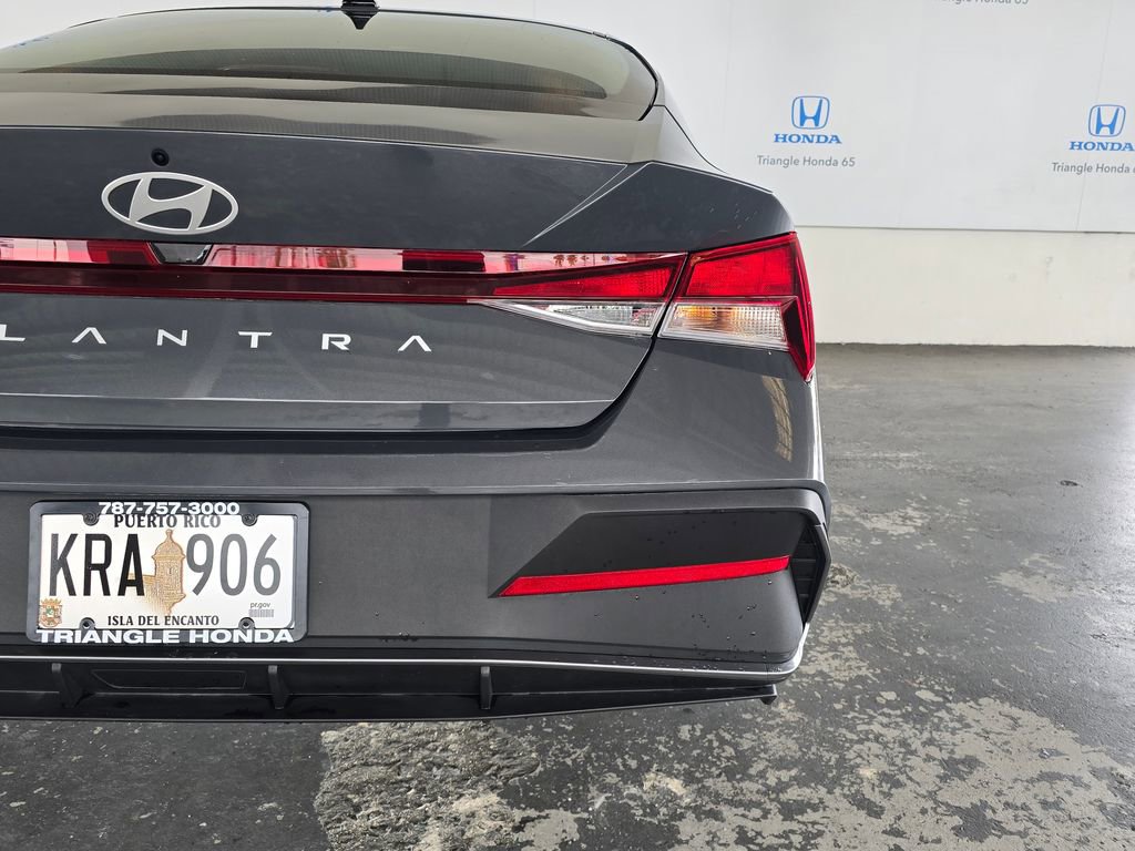 Used 2025 Hyundai Elantra SE FWD image 43