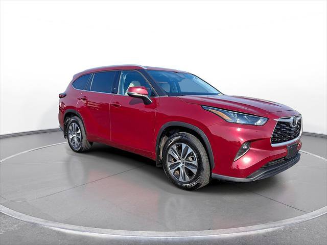 Used 2022 Toyota Highlander XLE AWD/4WD image 2