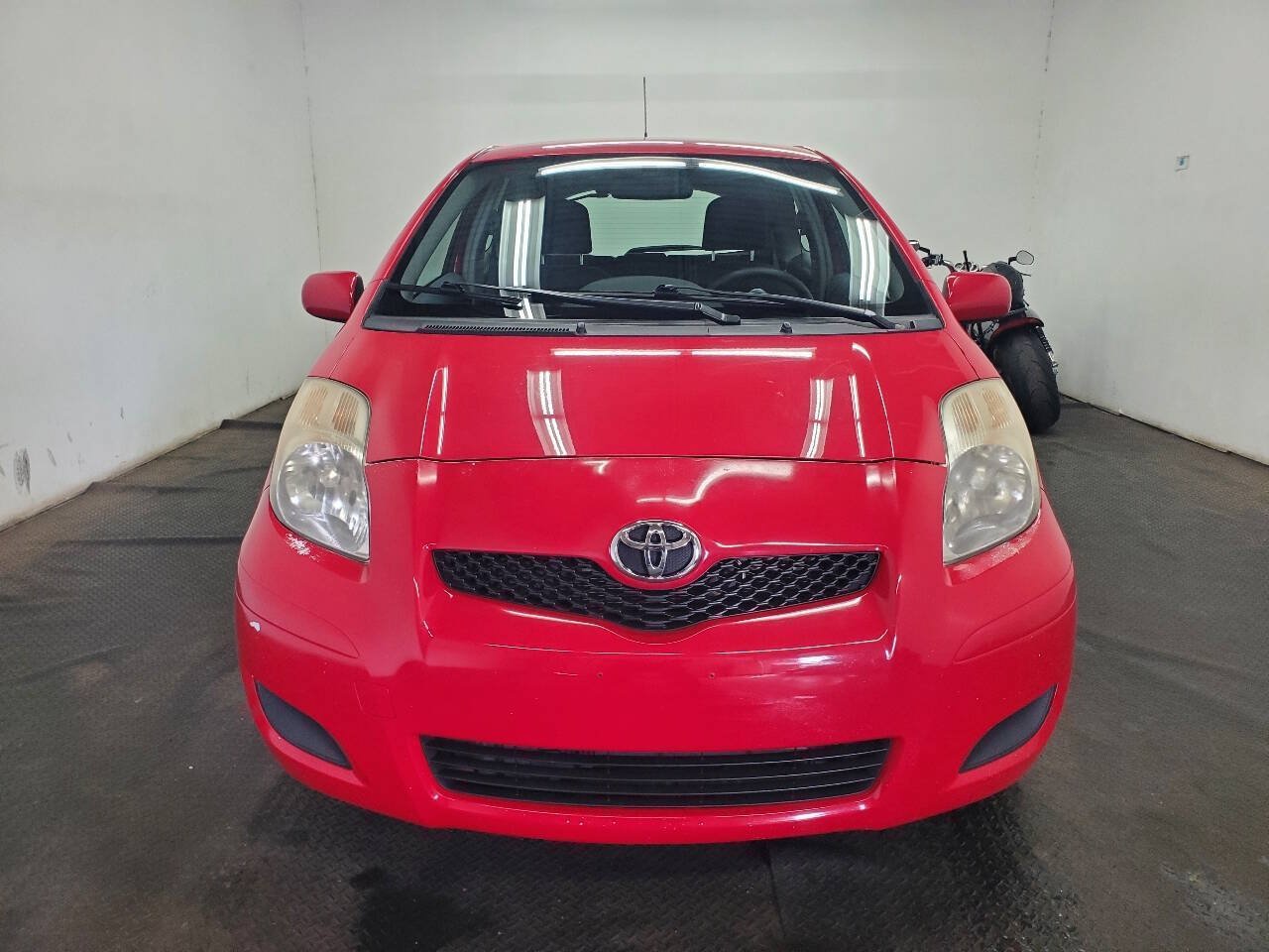 Used 2010 Toyota Yaris 2-Door Hatchback FWD image 2