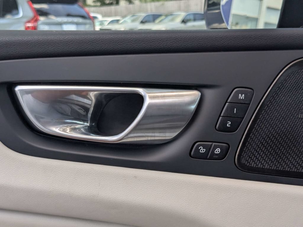 Certified 2024 Volvo XC60 B5 Ultimate w/ Protection Package Premier AWD/4WD image 33