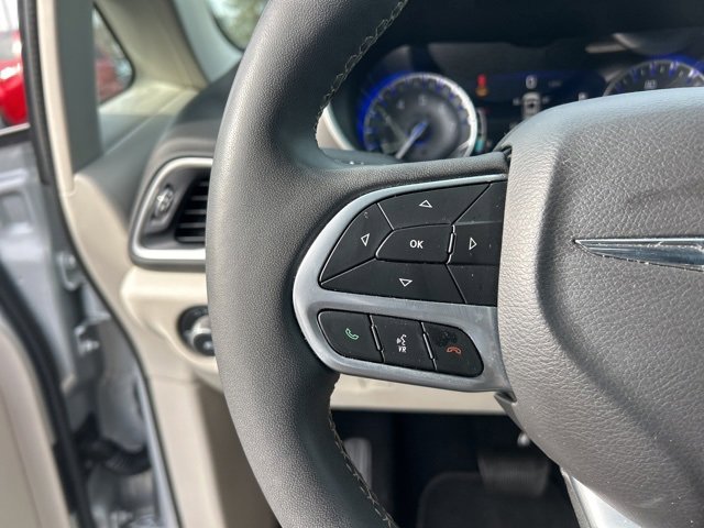 Used 2024 Chrysler Pacifica Touring-L image 21