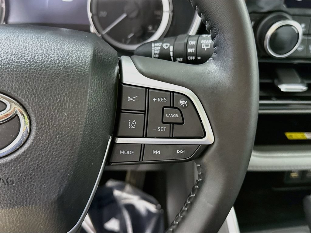 Used 2023 Toyota Highlander XLE AWD/4WD image 22