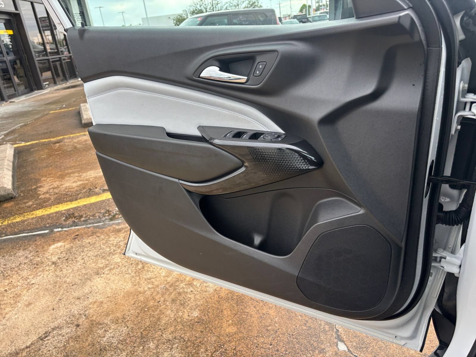 Used 2025 Chevrolet Trax LT FWD image 18