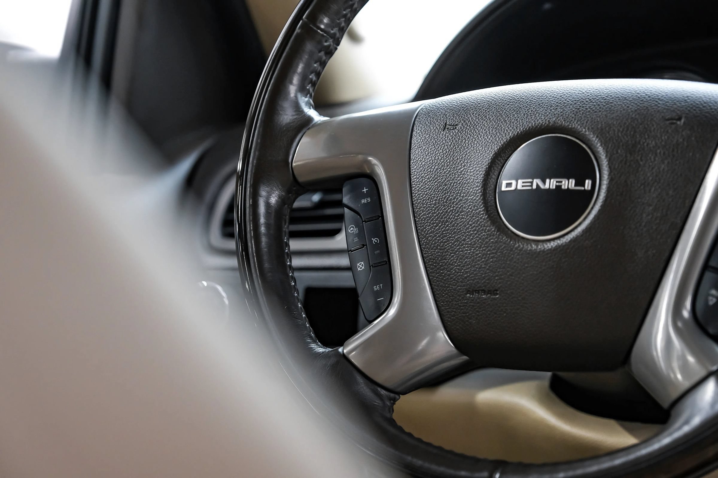 Used 2014 GMC Yukon Denali RWD image 21