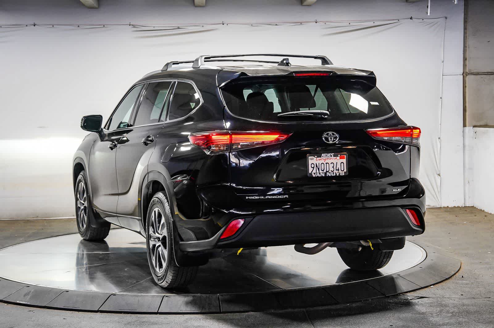 Used 2022 Toyota Highlander XLE FWD image 2