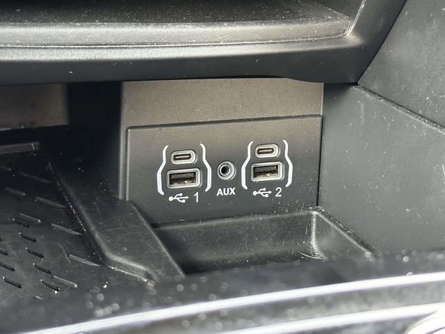 Used 2025 Chrysler Pacifica Limited image 22