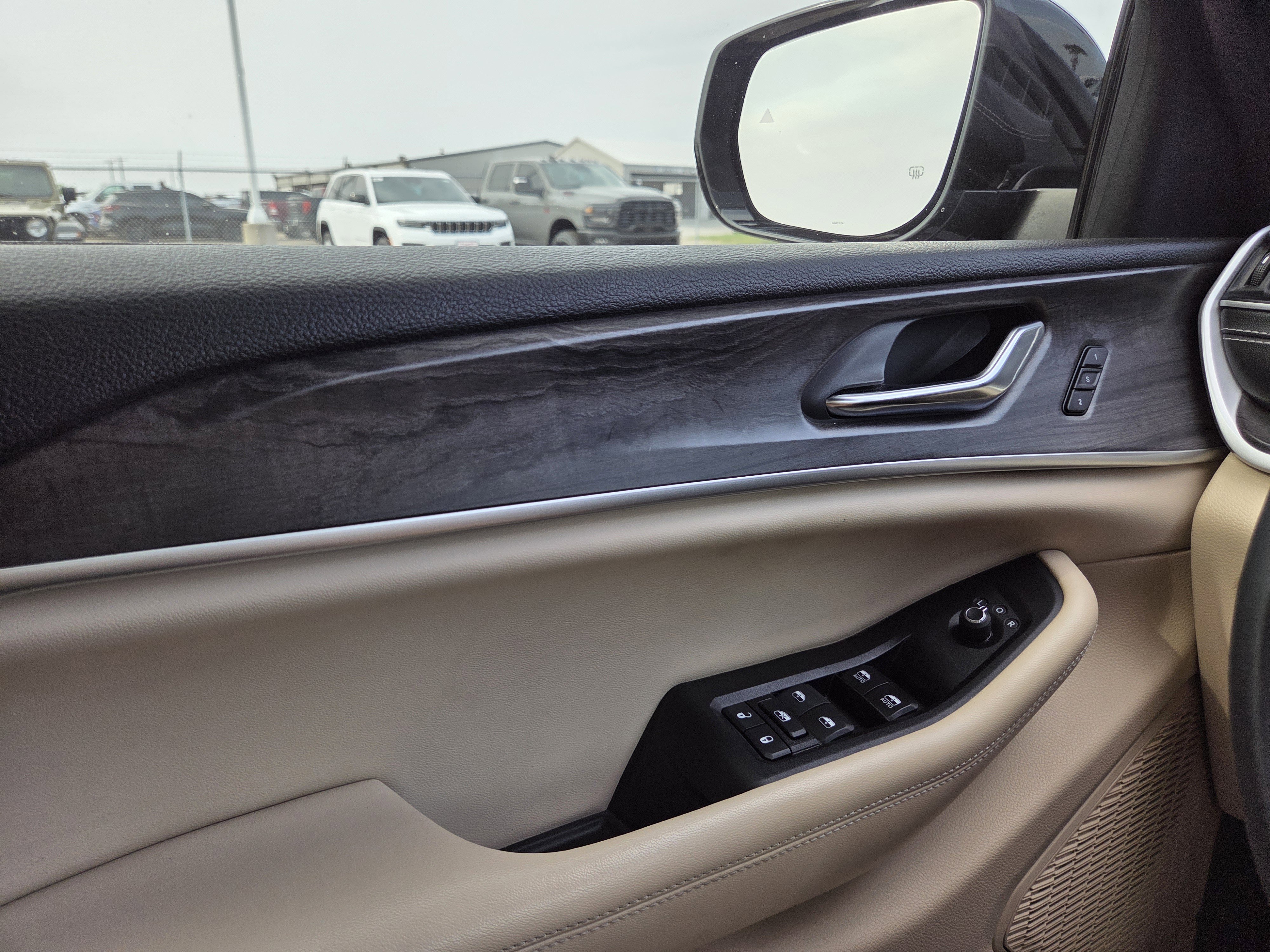 Used 2024 Jeep Grand Cherokee L Limited w/ Black Appearance Package image 39