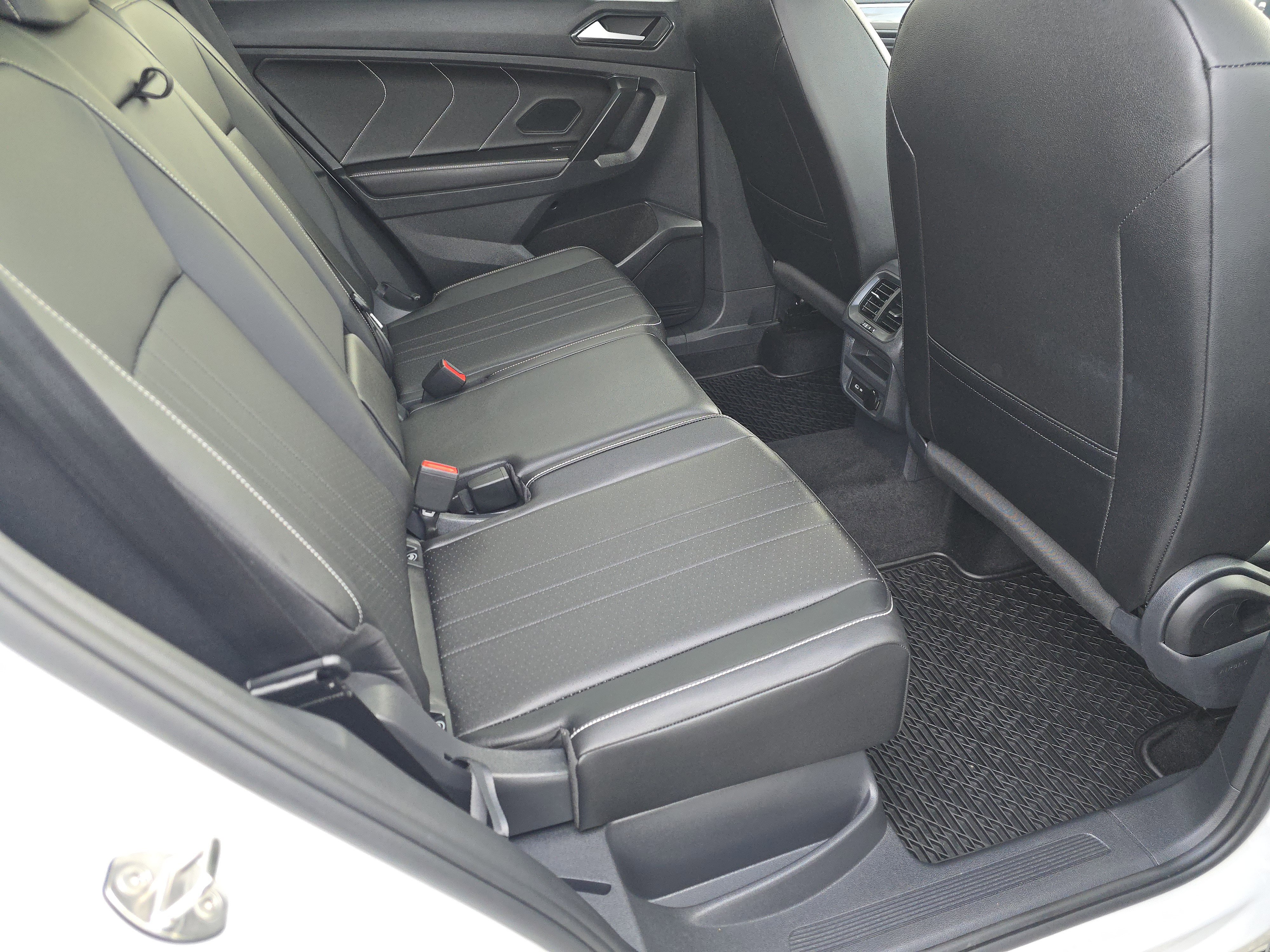 Certified 2023 Volkswagen Tiguan SE R-Line image 17