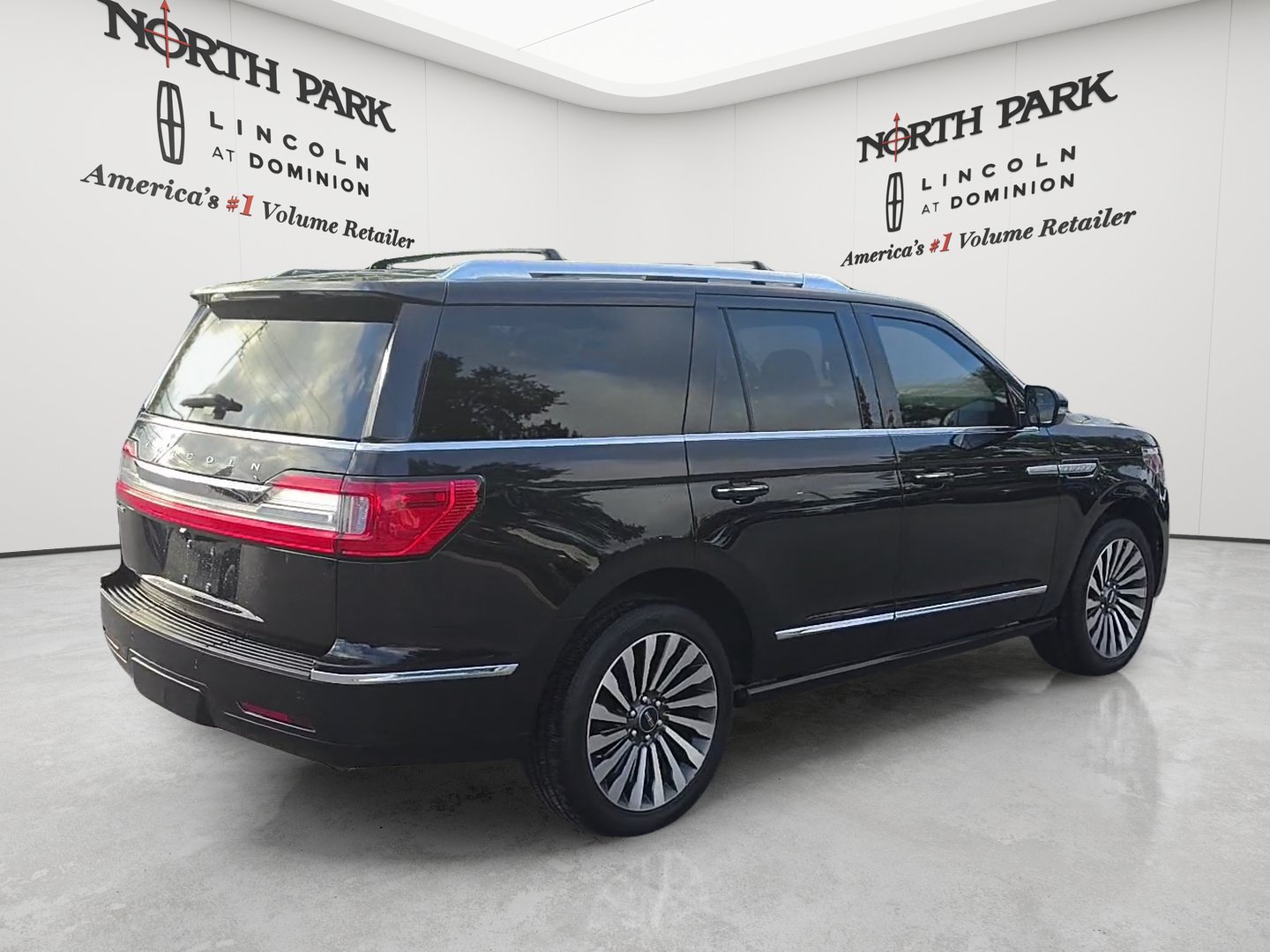 Used 2021 Lincoln Navigator Reserve w/ Luxury Package RWD image 5