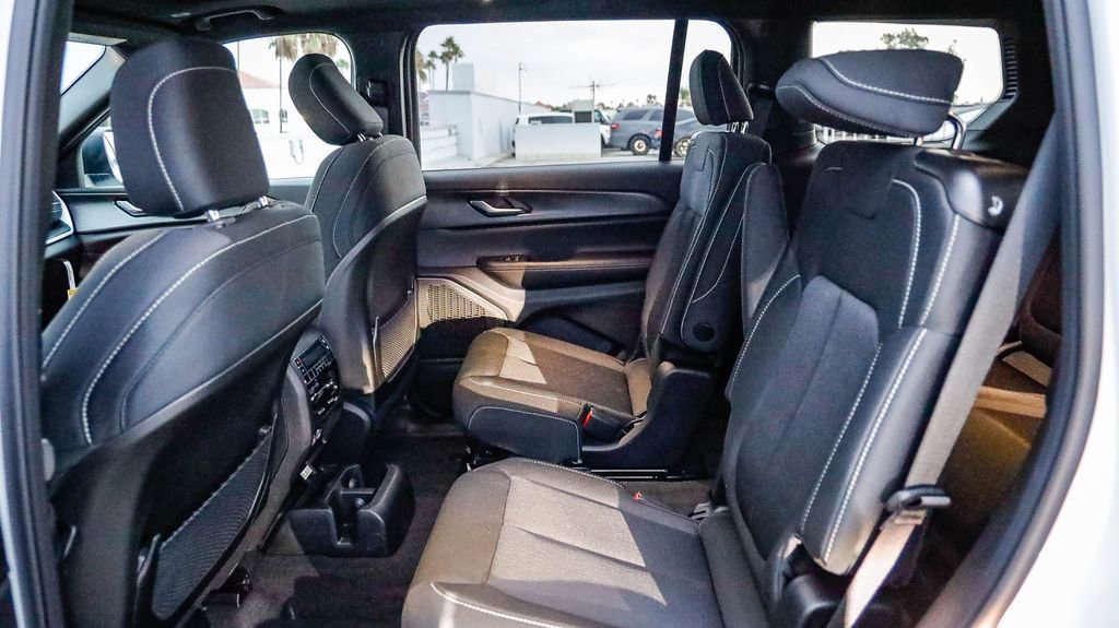 New 2025 Jeep Grand Cherokee L Laredo w/ Luxury Tech Group I image 20