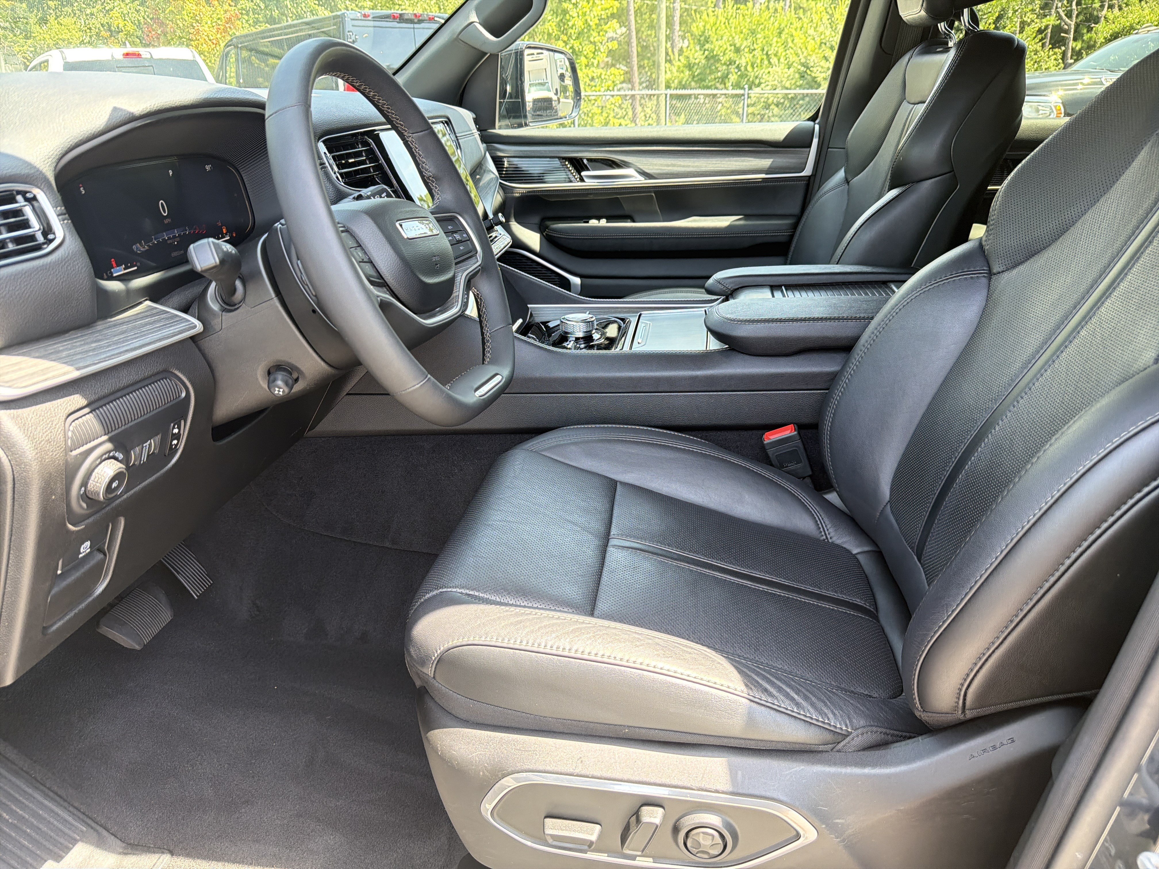 Used 2024 Jeep Wagoneer L Series III w/ Flexible Seating Group AWD/4WD image 11