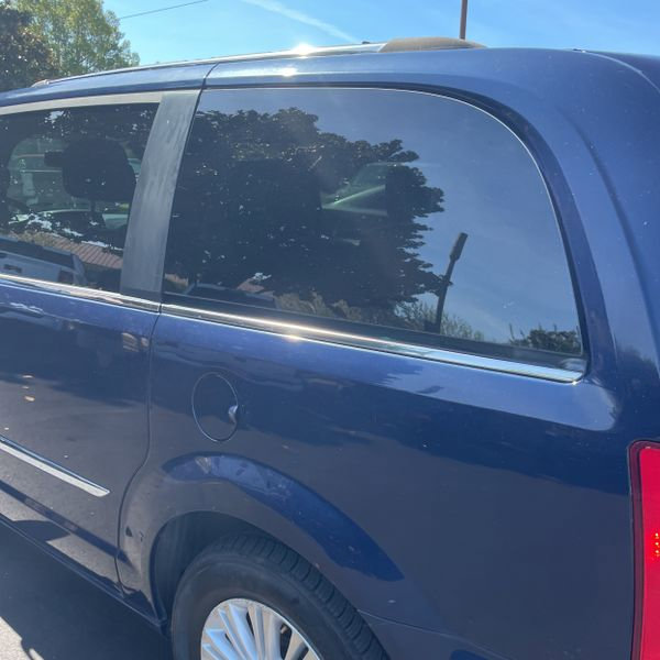 Used 2015 Chrysler Town & Country Limited image 4