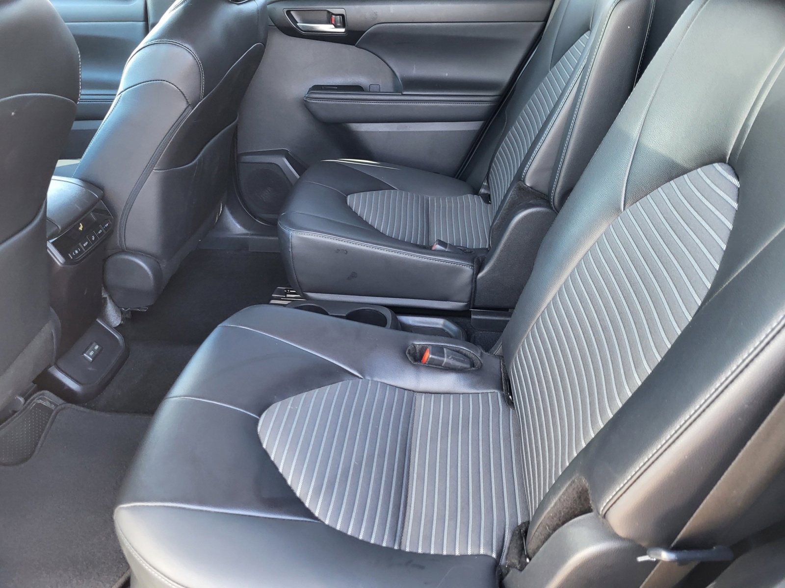 Certified 2025 Toyota Highlander XSE image 17