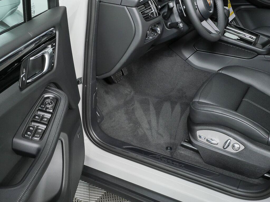 Certified 2026 Porsche Macan Turbo AWD/4WD image 8
