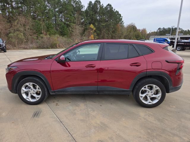 Used 2025 Chevrolet Trax LS w/ LS Convenience Package image 2