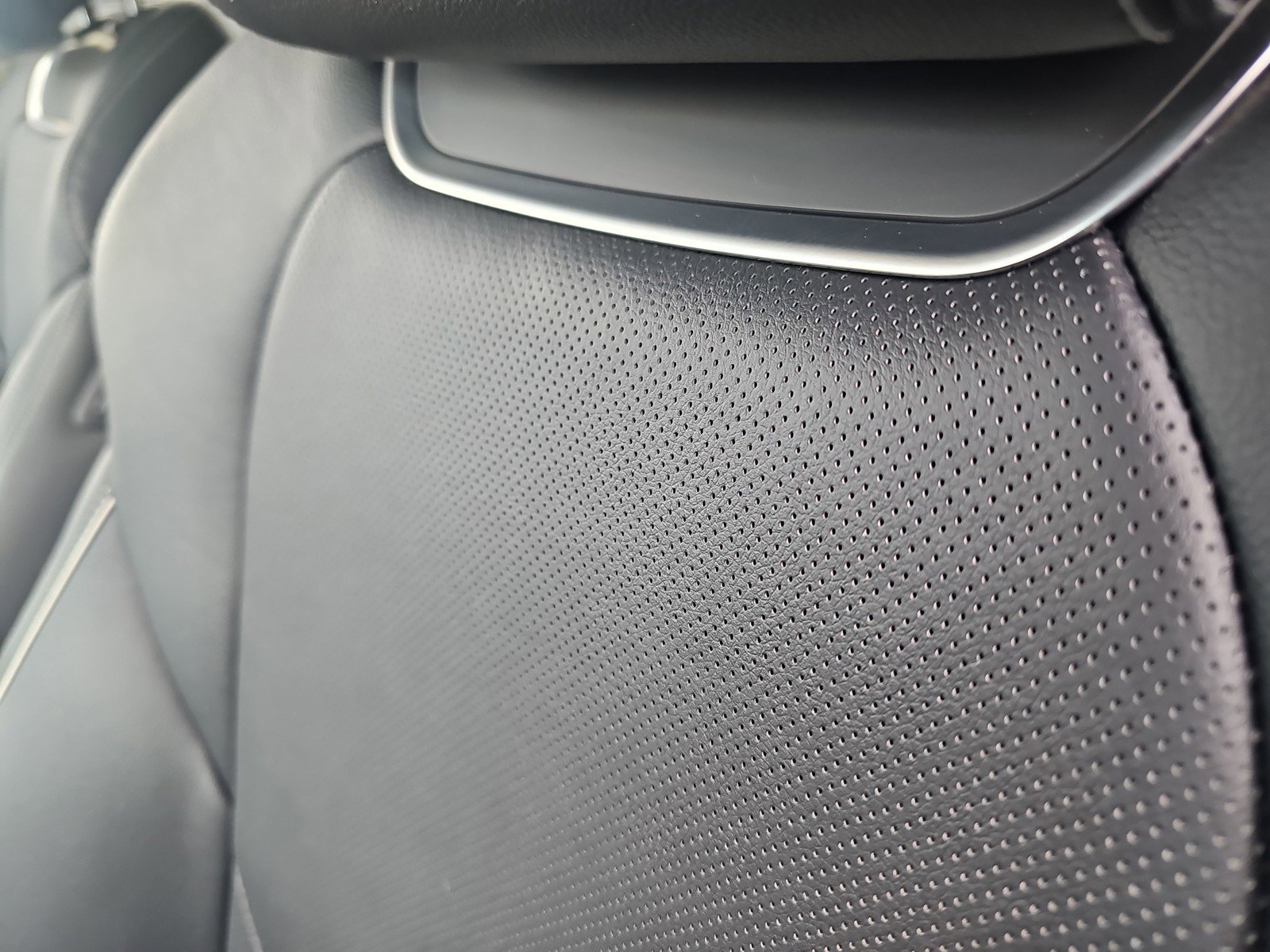 Used 2022 Genesis GV70 2.5T w/ Advanced Package image 18