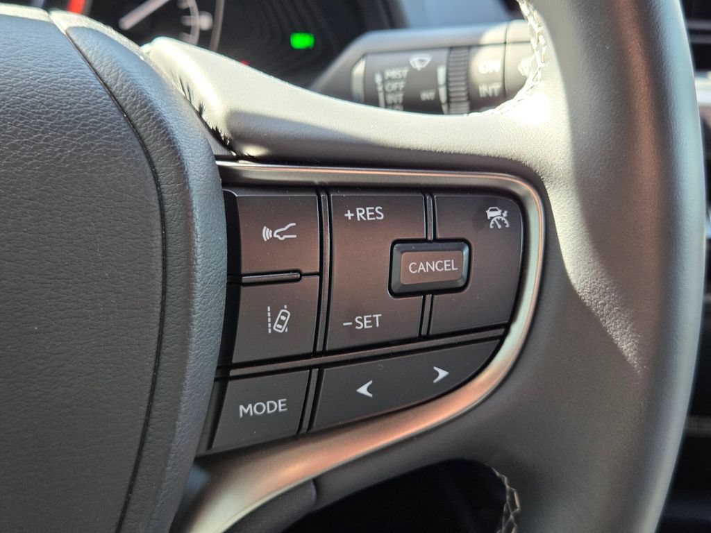 Used 2022 Lexus UX 200 w/ Accessory Package (Z1) FWD image 29