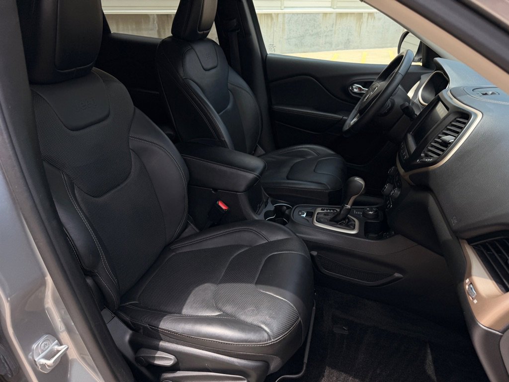Used 2015 Jeep Cherokee Limited w/ Luxury Group AWD/4WD image 24